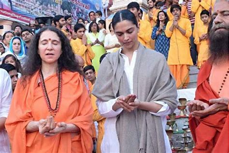 Deepika Padukone Gets Emotional During The Ganga Aarti Pictures From Rishikesh Go Viral