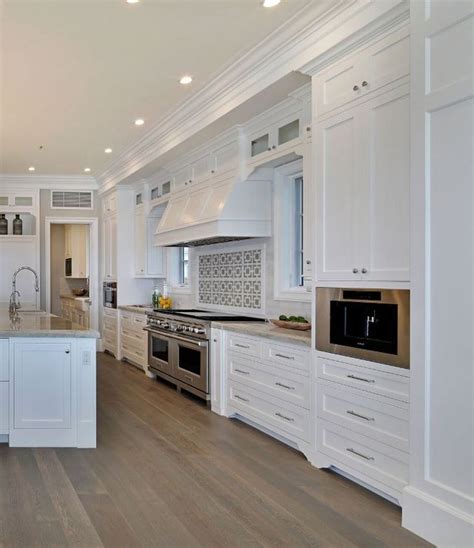 Planning to redesign your kitchen? White Cape Cod Beach House Design (Home Bunch - An ...