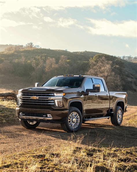 Which Gm Heavy Duty Truck Is The Better Looker The 2020 Chevrolet