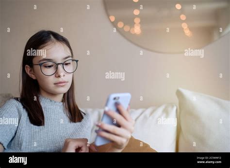 teenager mädchen auf dem sofa mit handy stockfotos und bilder kaufen alamy