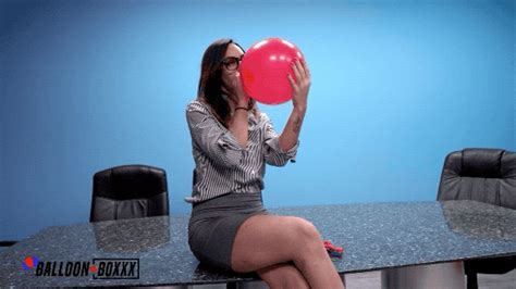 Amateur Boxxx Cadence Pops Balloons In Orbi Filled Pool 1080 Wmv