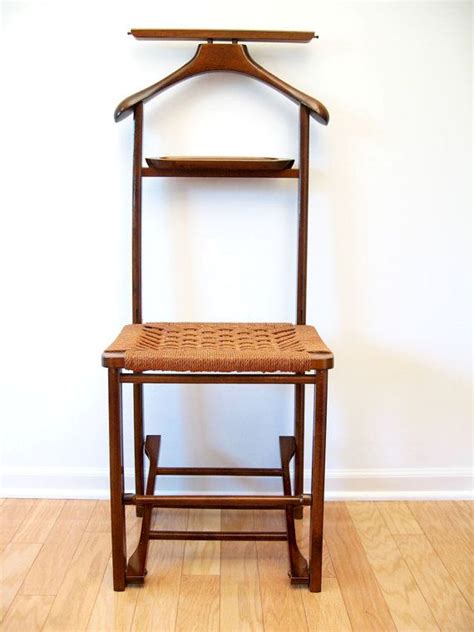 Antiquité de 75 ans bois plein sur roulettes pour homme ou femme en excellente état acheteur vintage mens valet chair, mens butler, mens dressing stand, padded chair faux leather vinyl probably from the 1970's it is in really good shape. Mid-Century Danish Modern Valet / Butler Chair with Rope ...