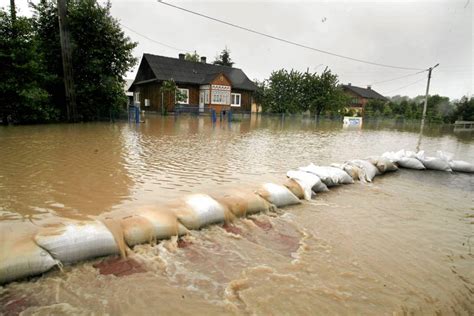 Po środowej burzy i ulewie zalane są samochody i piwnice, ulicami płyną rzeki. Powódź w południowej Polsce | Capu.pl