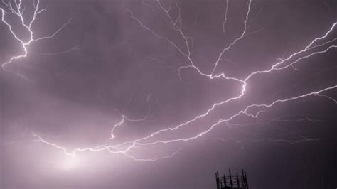 Lyn og torden bragede hen over den danske himmel i nat, og meteorologerne udsender varsel om kraftig regn. Vejr at vide: Fakta om lyn og torden | Vejret | DR