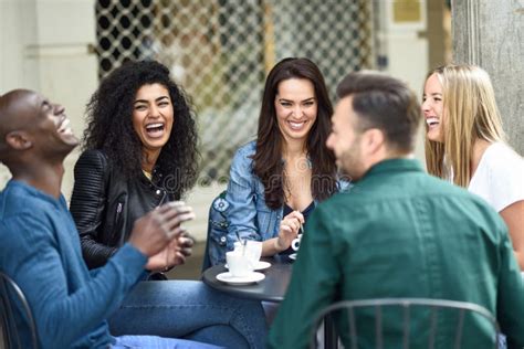 Grupo Multirracial De Cinco Amigos Que Comen Un Café Junto Foto De