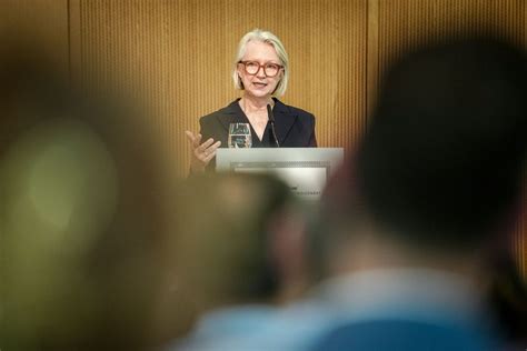 Witwenrente Ökonomin Monika Schnitzer Erklärt Ihren Vorstoß Zur Abschaffung Der Spiegel