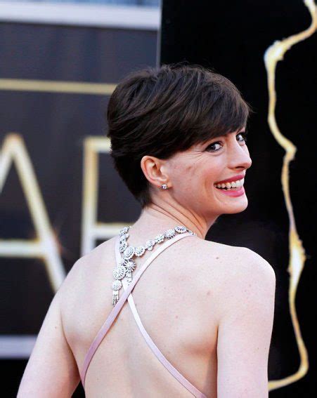 Oscars 2013 Anne Hathaway Lets Her Nipples Do The Talking Ok Magazine
