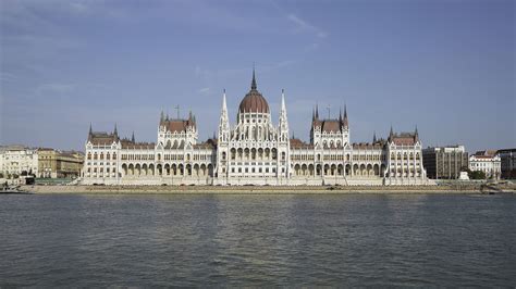 We would like to show you a description here but the site won't allow us. Hungarian Parliament Building - Wikipedia