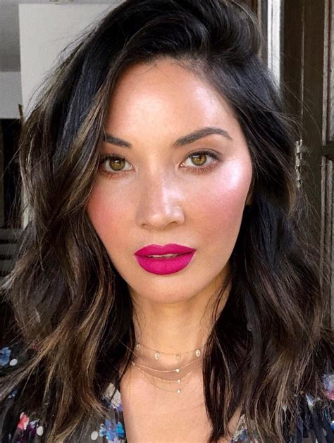 Olivia Munn Wearing Pink Lipstick And Messy Beachy Waves Hair Style