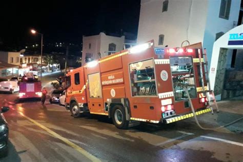 Muğla'nın bodrum ilçesindeki 4 yıldızlı otelin odasında, gece elektrik kontağından çıktığı sanılan yangın, itfaiye ekiplerince söndürüldü. Bodrum'da otel odasında çıkan yangın söndürüldü - Güncel ...
