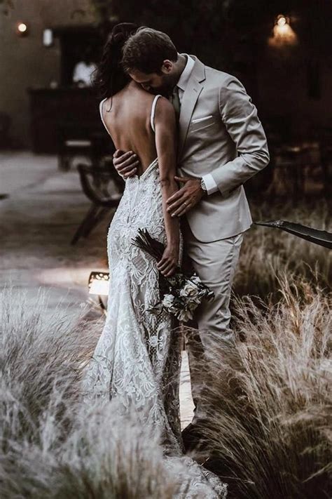 20 Romantic Shoulder Kiss Wedding Photography Pose Ideas Deer Pearl Flowers