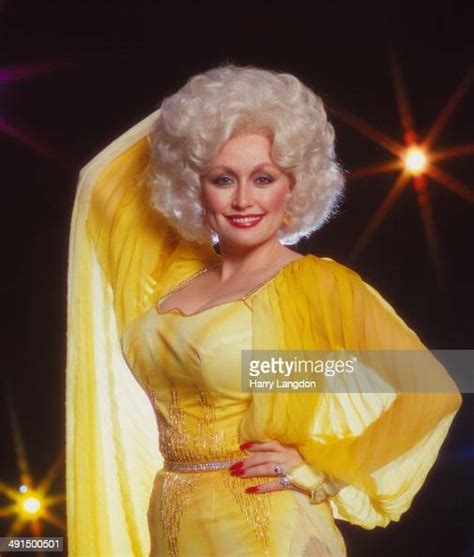 Country Singer Dolly Parton Poses For A Portrait Session In 1978 In