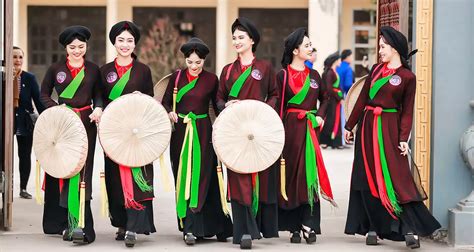 Traditional Costumes Of Vietnam Costumes In Vietnam With Photos