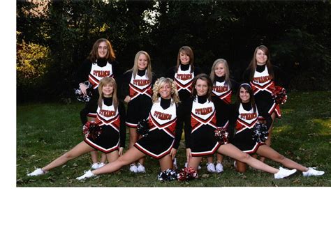 Cheerleaders Look To Toss It Up Cheer Picture Poses Cheer Photography Cheer Team Pictures
