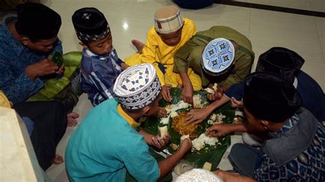 Megibung Tradisi Makan Bersama Muslim Bali Setiap 10 Ramadan Foto