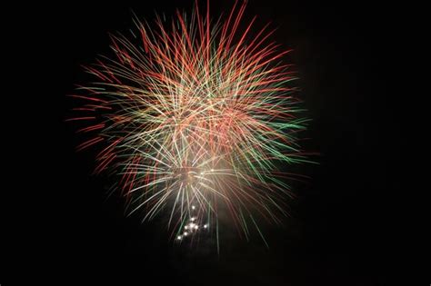 Un Espect Culo De Fuegos Artificiales Rojos Verdes Y Blancos Se