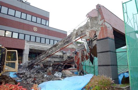 地震后，关于学校豆腐渣工程的说法持续不绝，关于死亡学生的官方数据也一直迟迟没有公布。 与许多人一样，艾未未想问：到底死了多少人？ 到底死了多少孩子？ 他们的父母在哪里？ 谁给我个说. 【警戒せよ!生死を分ける地震の基礎知識】最後の17世紀の津波 ...