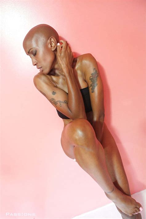 Kwentonza Nude Model ShesFreaky