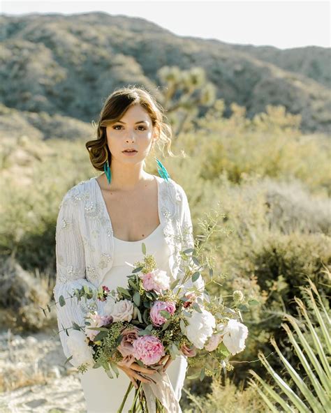 We Love The Beachy Vibes 🏖️ Of This Bridal Look 👰 Thanks For Sharing