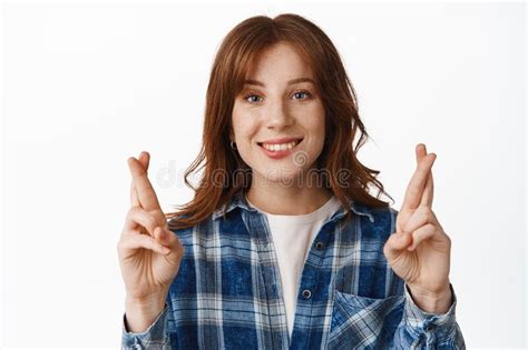 Chica Esperanzada Estudiante Con Pelo De Jengibre Y Pecas Sonriendo