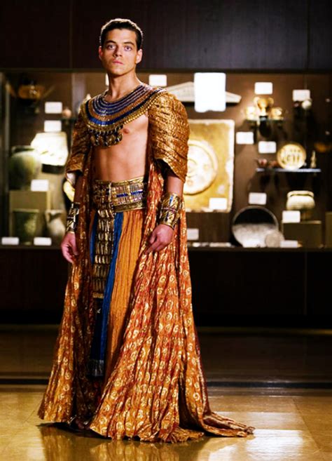 Chaos reigns at the natural history museum when night watchman larry daley accidentally stirs up an ancient curse, awakening attila the hun, an army of gladiators. Rami Malek in 'Night at the Museum' (2006). | Ropa egipcia ...