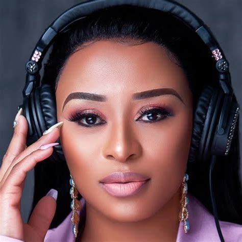 The colours dj held an auction on instagram yesterday and made a whopping r34k from selling her home furniture. DJ Zinhle Songs 2020 | Stream & Download | Free | JOOX