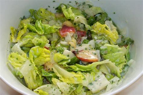Grüner Salat mit Nektarinen und Joghurtdressing Rezept