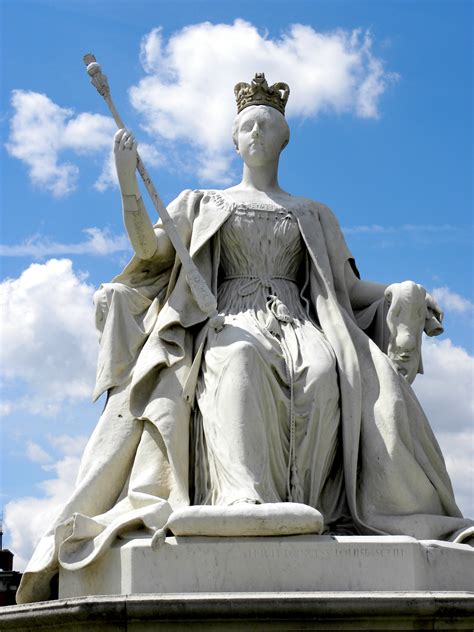 Image Queen Victoria Statue Kensington Palace