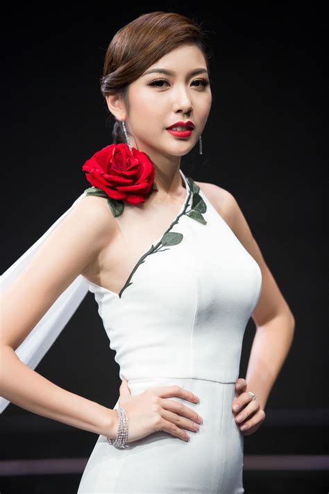 Em bj rồi cưỡi đã lắm. Thúy Vân, Vy Oanh nõn nà, sexy với sắc trắng đầu Đông-Thời ...