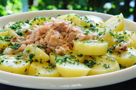 Lessate le patate con la buccia (2 o 3 per persona, come contorno) oppure cuocetele al vapore. Ricetta - Insalata di tonno e patate - Le ricette dello ...