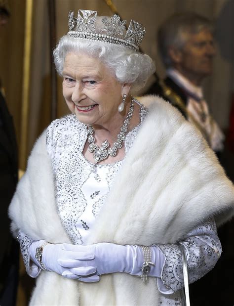 A Look At Queen Elizabeth Iis Style Through The Decades Wtop News