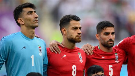 wm 2022 irans fußballer protestieren gegen das regime welche konsequenzen drohen den spielern