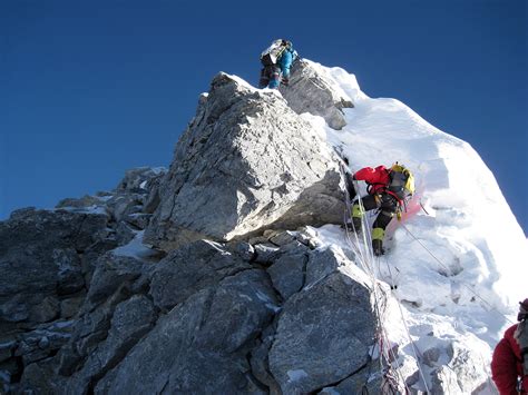 The bodies of climbers who died on mount everest long ago are now being found as the iconic mountain's glaciers melt. Bodies Left on Everest (Warning - Graphic) : Page 11