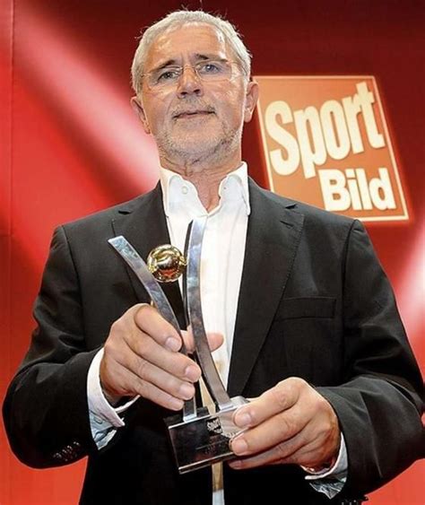 Der fußballer gerd müller ist im alter von 75 jahren gestorben. Pin auf alle pinnwände