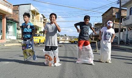 Los juegos tradicionales y populares del ecuador sobreviven a pesar de la introducción de la tecnología en forma de móviles o videojuegos, más propios de otros países, aunque cada vez menos, la rayuela, saltar a la soga o el pan quemado sigue siendo parte de las calles ecuatorianas. Alistan primer festival de los juegos populares | El ...