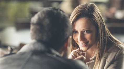 7 Dating Body Language Signals To Show Your Interest