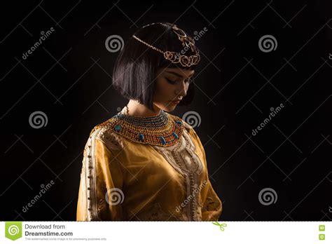 Mooie Vrouw Zoals Egyptische Koningin Cleopatra Met Droevig Gezicht Op Zwarte Achtergrond Stock