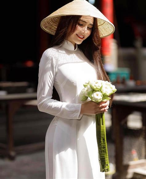 Người đẹp Việt Mặc áo Dài Mỏng Chụp ảnh Chốn Trang Nghiêm Gây Bức Xúc