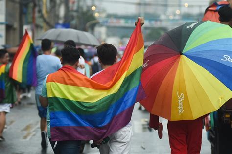 Same Sex Couple Kasama Sa Papayagang Mag Backride Sa Motorsiklo Abs Cbn News