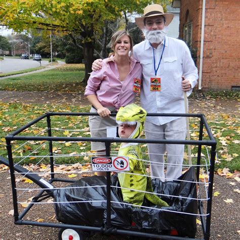 People who love the jurassic. City to South: JURASSIC PARK FAMILY HALLOWEEN COSTUME