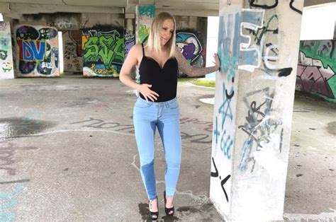 Lara Cumkitten Sexy Piss In Light Blue Bubble Butt Jeans And Heels