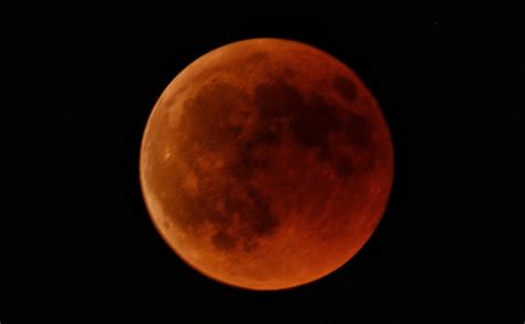 En pijama surf te compartimos la transmisión en vivo del eclipse lunar de este 15 de abril de 2014, la llamada. Luna de Sangre desde Alcalá | Alcalá Hoy