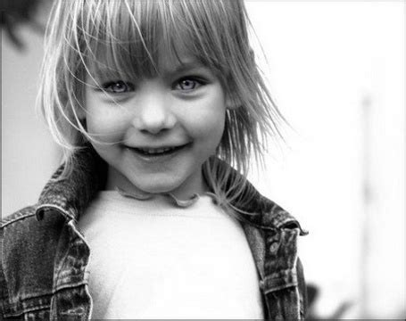 Фото Милая девочка около занавесок фотограф Marina Pershina 2012