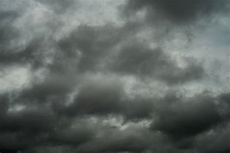 Nubes Oscuras Y Tormenta Con Lluvia Foto Premium
