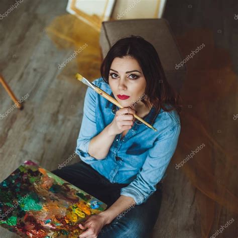 Artista Mujer Pintando Un Cuadro En Un Estudio 2022