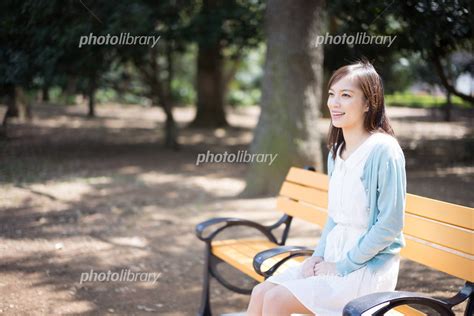 公園のベンチに座る女性 写真素材 4112653 フォトライブラリー Photolibrary
