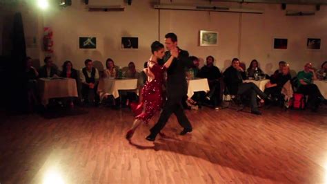 Dos Orillas Práctica De Tango Bailan Marilu Leopardi Y Simon Esteban 1 2 Youtube