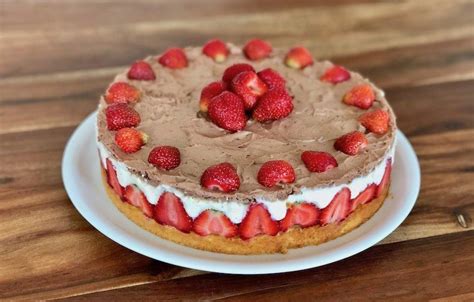 Erdbeer-Torte mit Vanillepudding und Schoko-Sahne | Rezept - Reise-Mama in 2020 | Erdbeer torte ...