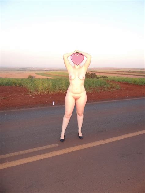 esposa branquinha exibicionista tirou várias fotos peladinha em uma estrada na roça exibindo