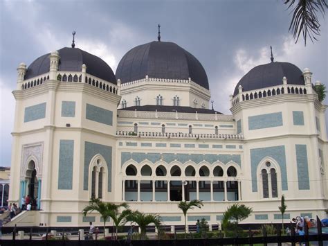 Jika kamu bertanya salah satu masjid yang paling terkenal di indonesia, tentu jawabannya adalah masjid istiqlal, karena memang ini adalah masjid nasional negara republik indonesia. Islam Indahku: Masjid-masjid Indah di Indonesia